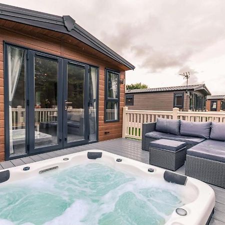 יורק The Serenity Lodge With Hot Tub מראה חיצוני תמונה
