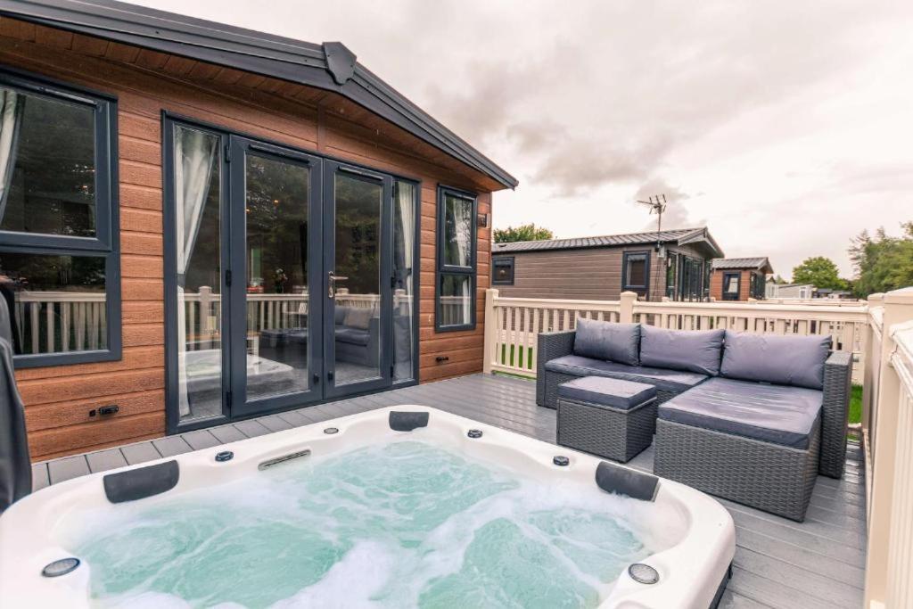 יורק The Serenity Lodge With Hot Tub מראה חיצוני תמונה